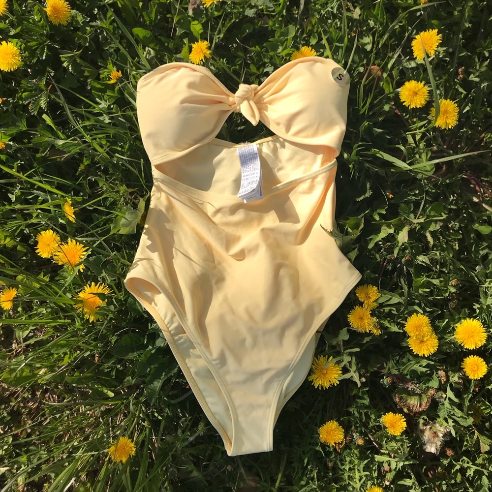 yellow swimsuit 💛